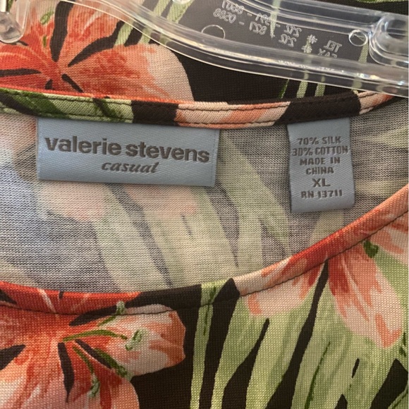 Valerie Steven’s - Women’s XL “Floral” Sleeveless Top - Picture 3 of 5